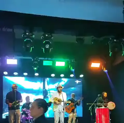 Palco montado com painel e iluminação