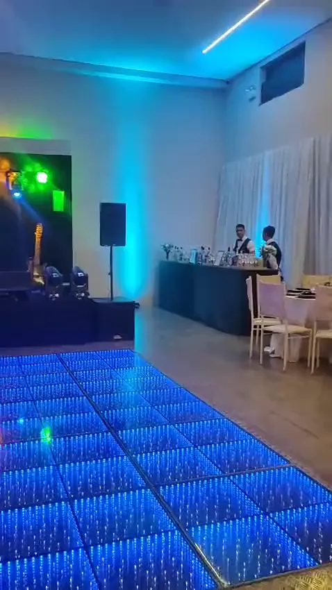 Pista de LED acesa no salão de festa